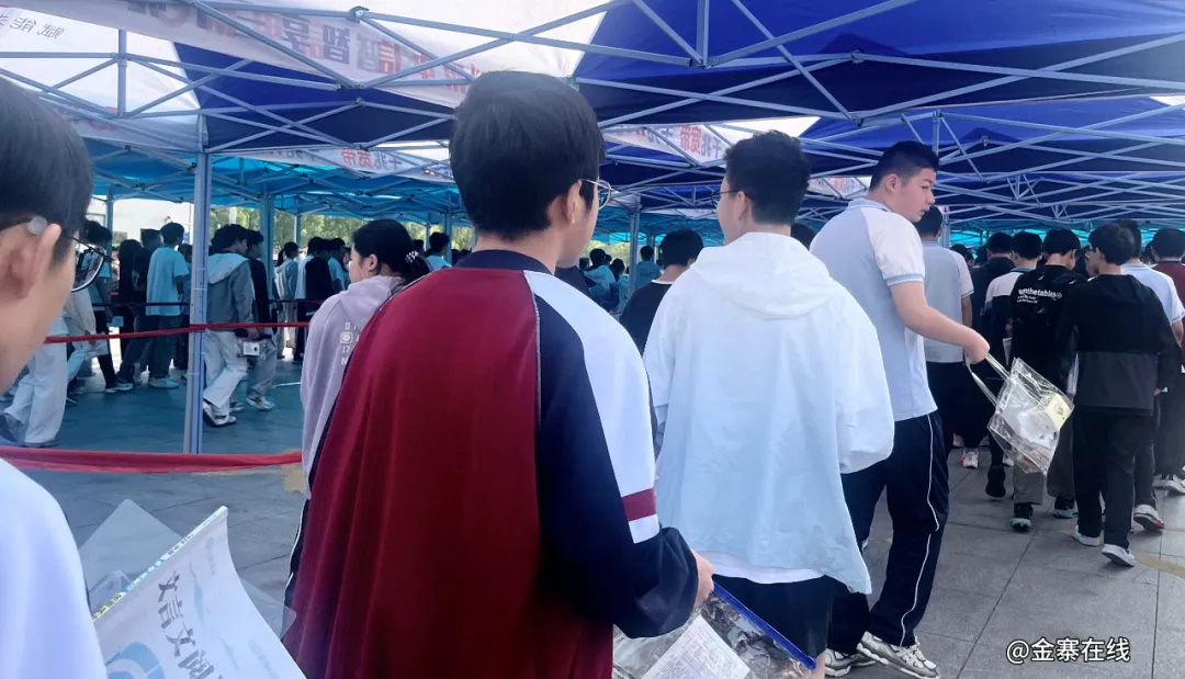直击现场!金寨中考首日→-第15张图片-四季读书网 直击现场!金寨中考首日→-第15张图片-四季读书网
