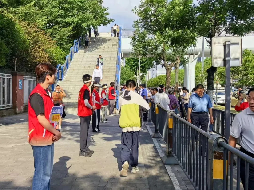 中考进行时丨少年提笔逐梦,我们全力以“护”-第11张图片-四季读书网 中考进行时丨少年提笔逐梦,我们全力以“护”-第11张图片-四季读书网