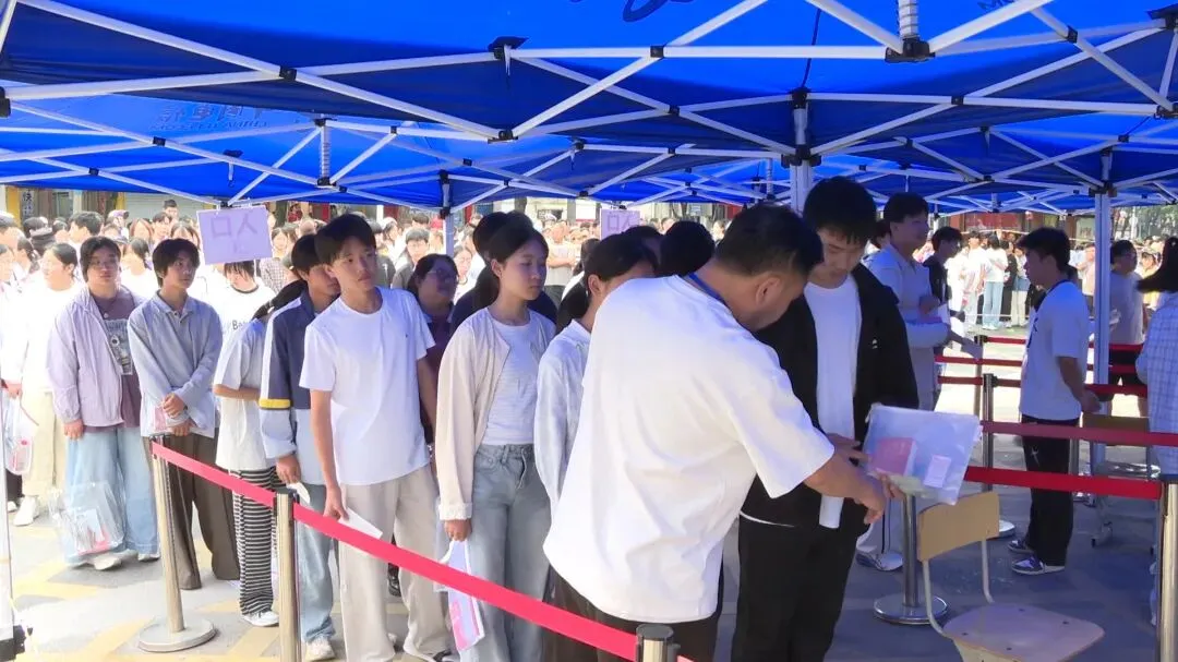 中考开考!加油少年!-第2张图片-四季读书网