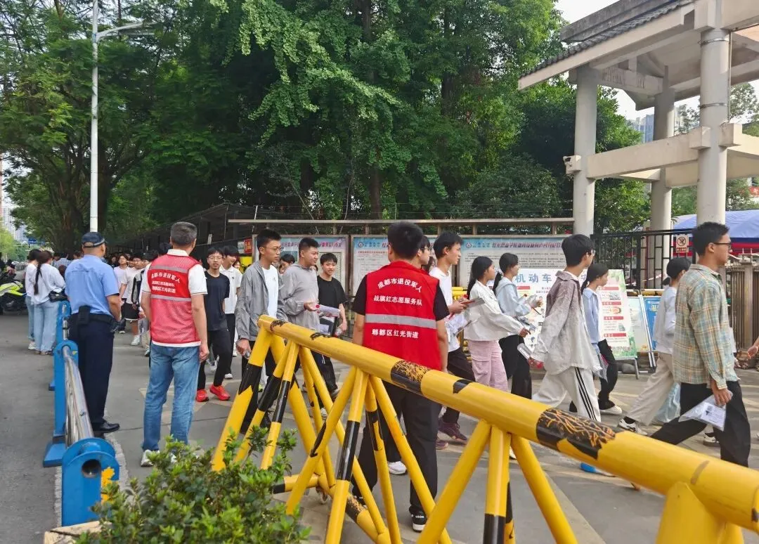 【暖心护考】 思源社区志愿守护!为中考学子加油护航-第23张图片-四季读书网