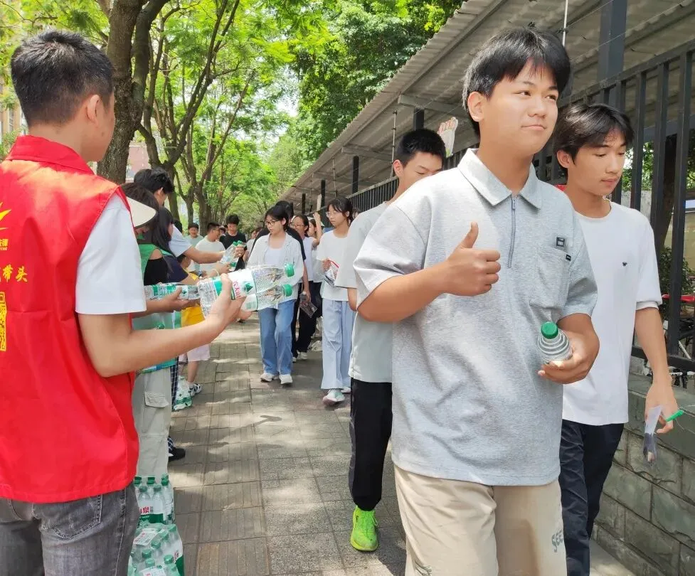 【暖心护考】 思源社区志愿守护!为中考学子加油护航-第24张图片-四季读书网