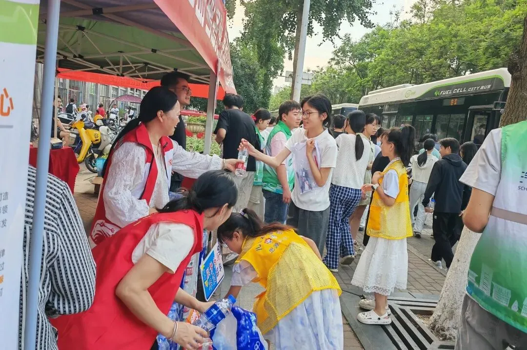 【暖心护考】 思源社区志愿守护!为中考学子加油护航-第25张图片-四季读书网