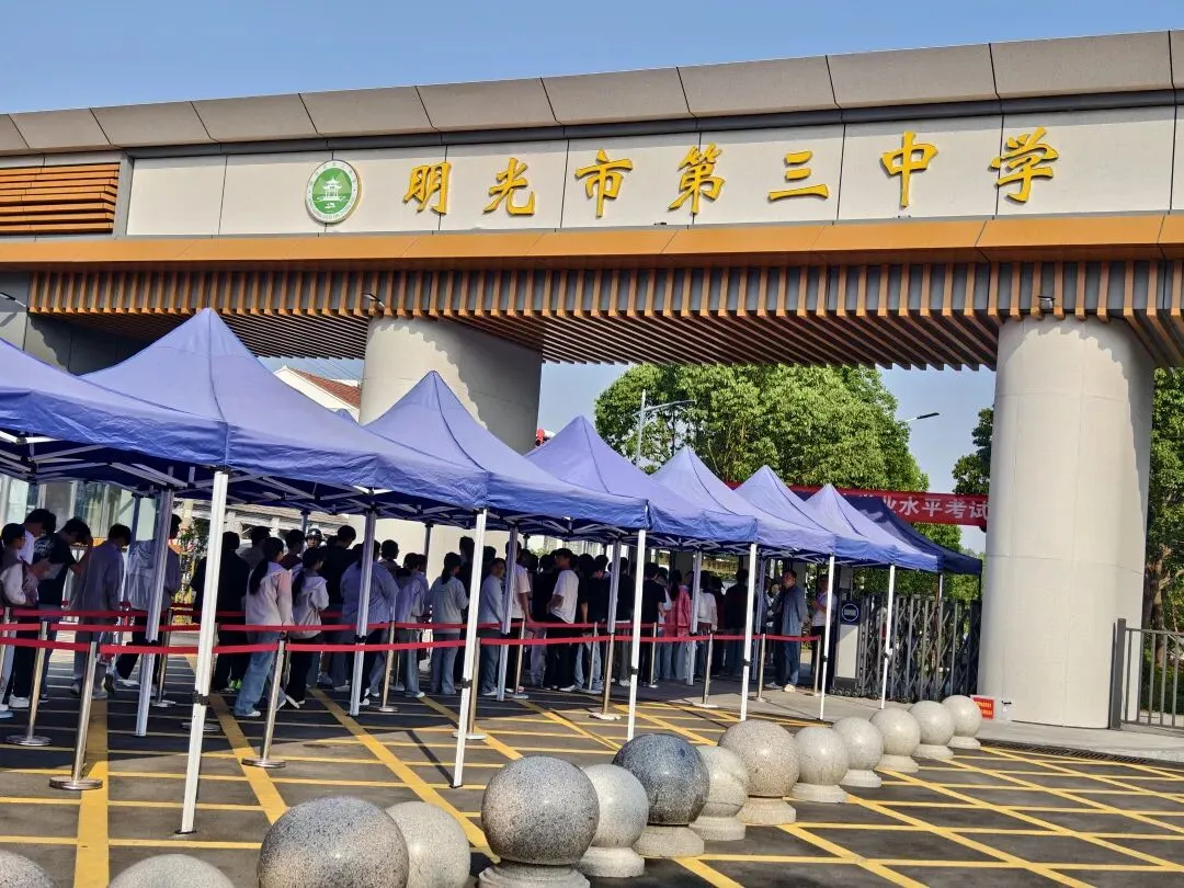 全城护航中考,学子从容赴考场-第3张图片-四季读书网 全城护航中考,学子从容赴考场-第3张图片-四季读书网