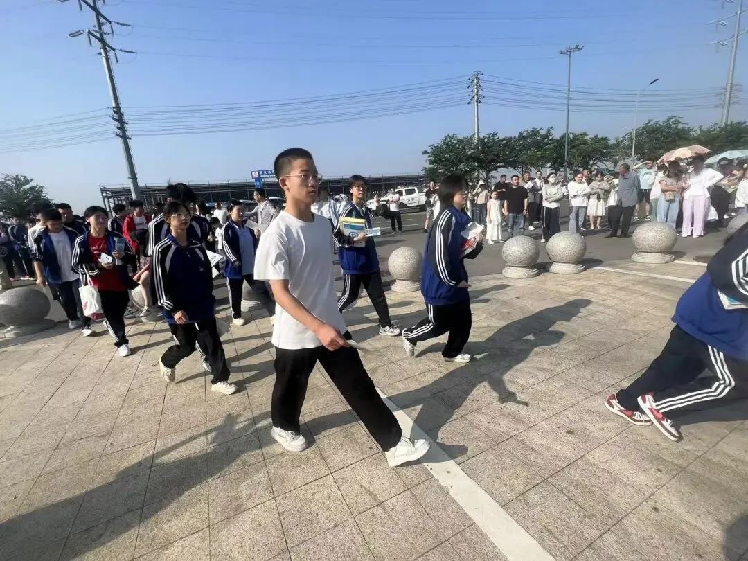 全城护航中考,学子从容赴考场-第6张图片-四季读书网 全城护航中考,学子从容赴考场-第6张图片-四季读书网