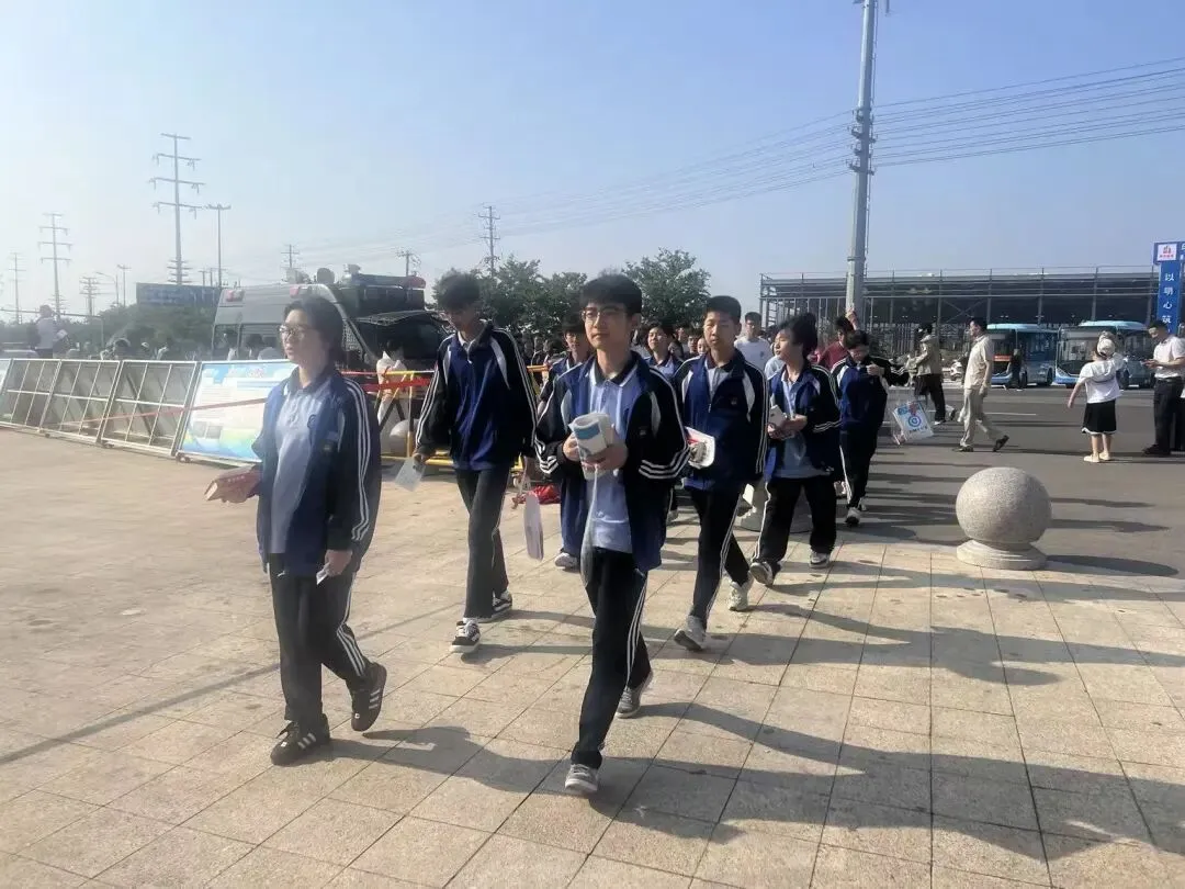 全城护航中考,学子从容赴考场-第7张图片-四季读书网 全城护航中考,学子从容赴考场-第7张图片-四季读书网