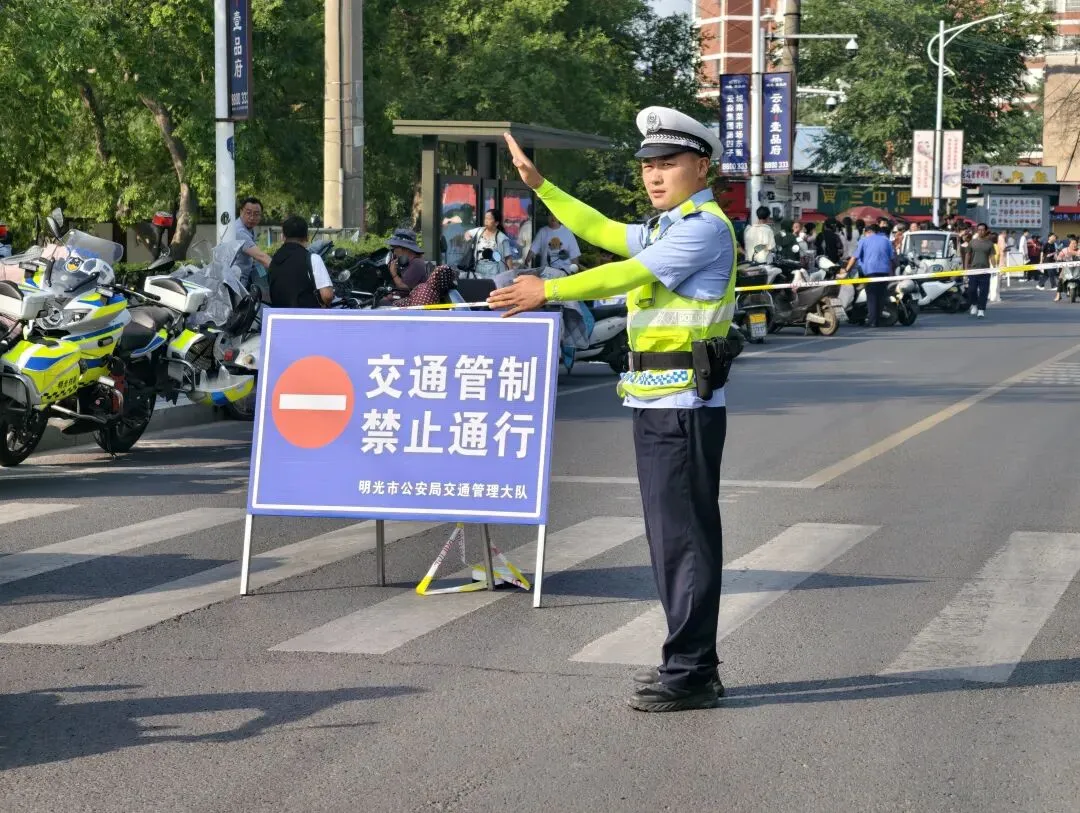 全城护航中考,学子从容赴考场-第10张图片-四季读书网 全城护航中考,学子从容赴考场-第10张图片-四季读书网