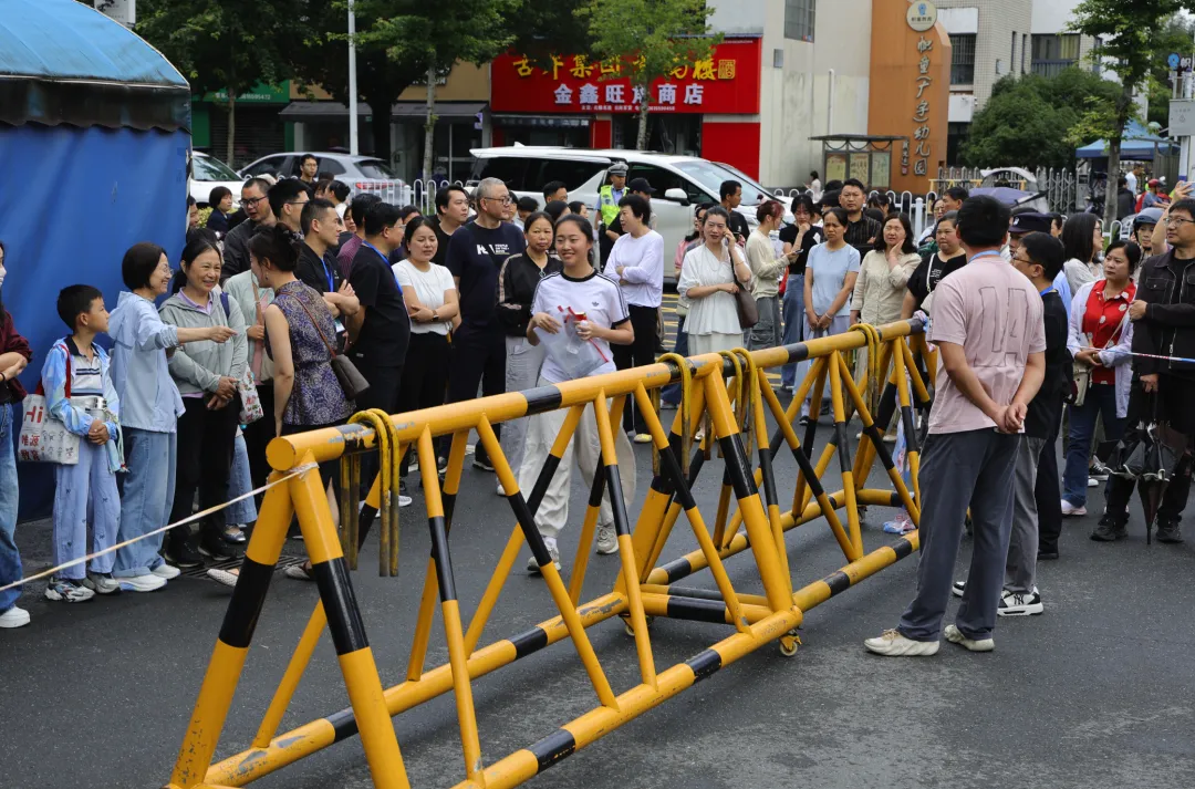 冲呀,少年!——黄山中考首日:元气满满,爱与守护全程在线-第2张图片-四季读书网