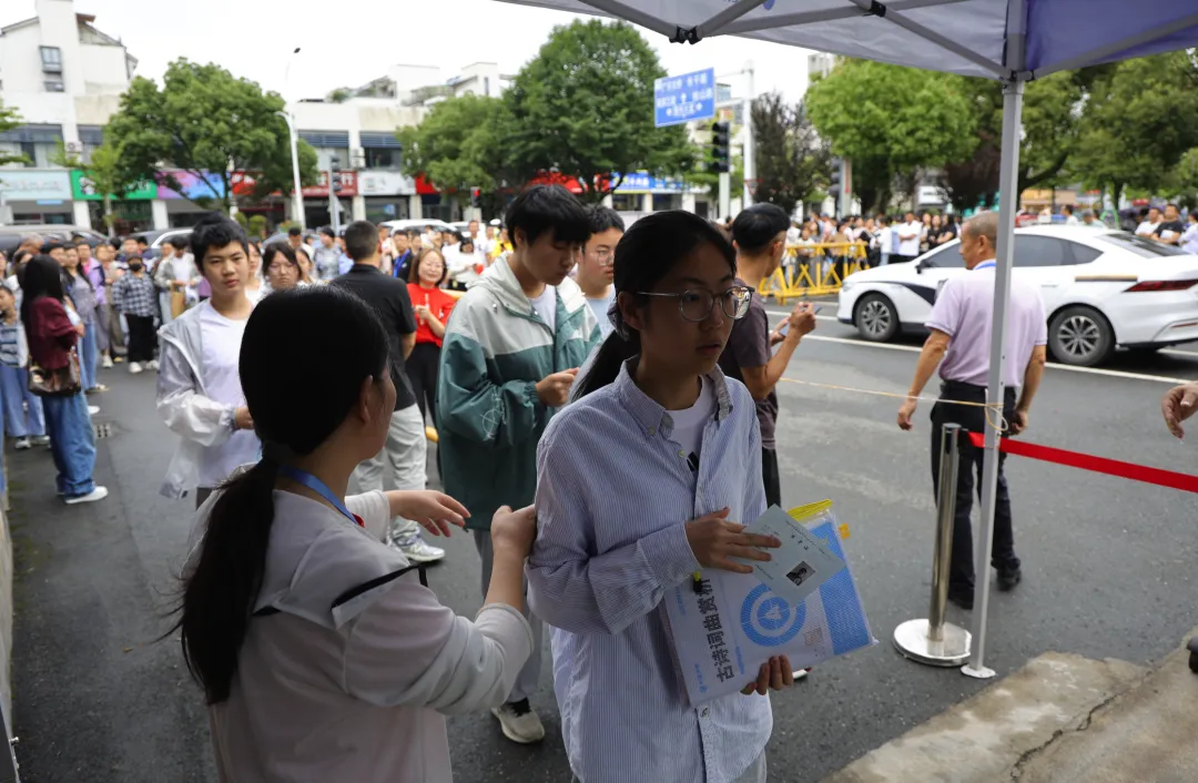 冲呀,少年!——黄山中考首日:元气满满,爱与守护全程在线-第3张图片-四季读书网