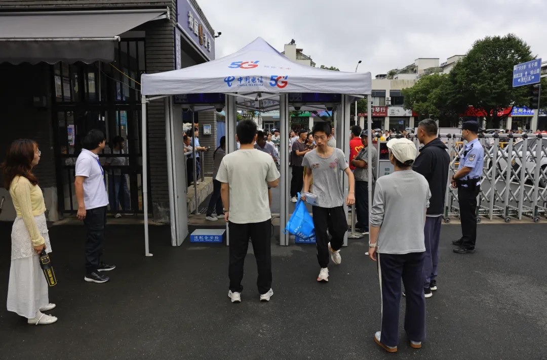 冲呀,少年!——黄山中考首日:元气满满,爱与守护全程在线-第5张图片-四季读书网