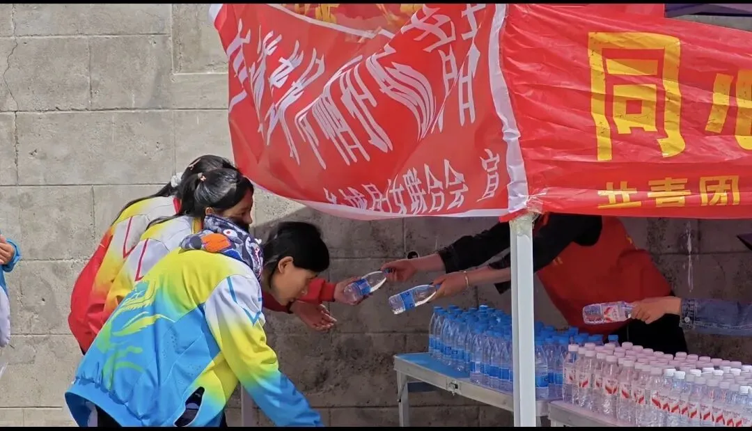多部门聚力护航乡城中考 爱心助考温暖学子赶考路-第2张图片-四季读书网