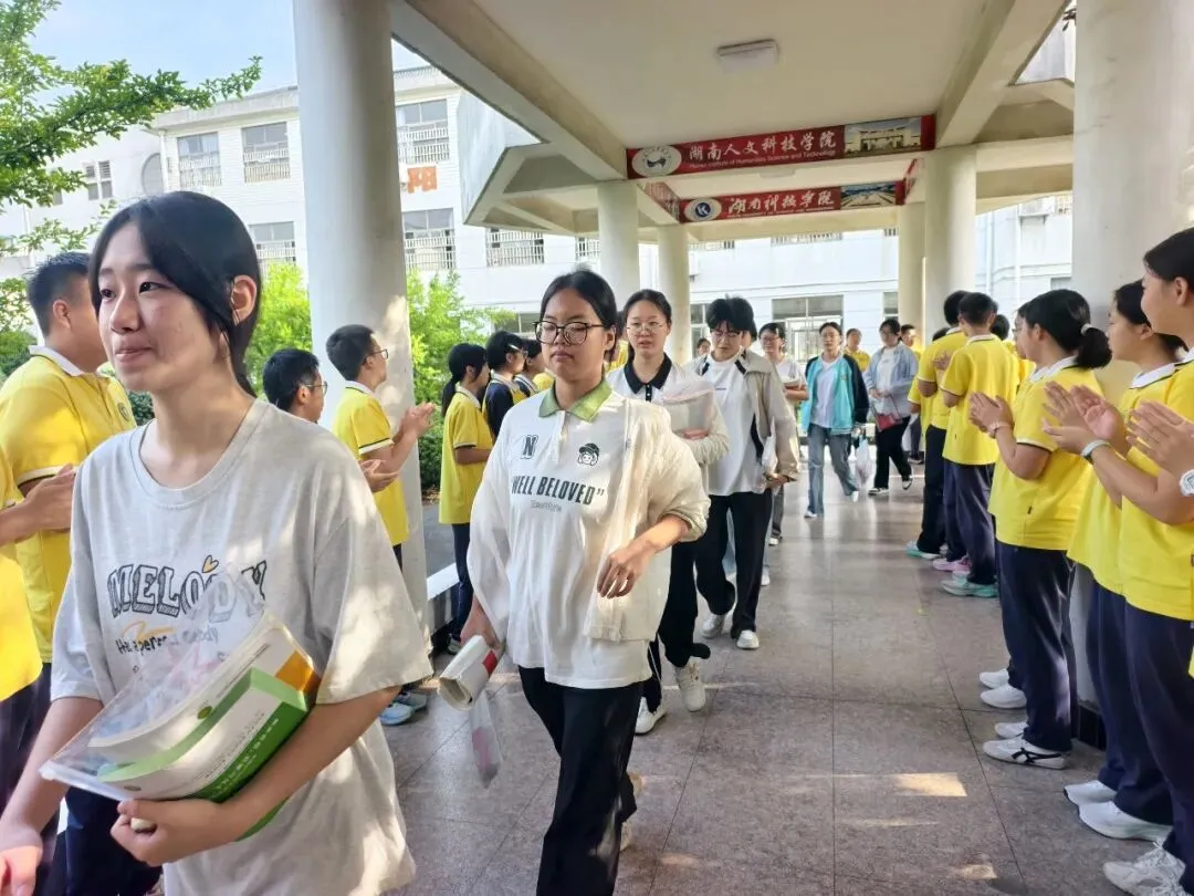 【中高考特辑⑥】逐梦中考踏新程,温情送考助少年 —— 我校 2026 届初三学子暖心出征-第18张图片-四季读书网 【中高考特辑⑥】逐梦中考踏新程,温情送考助少年 —— 我校 2026 届初三学子暖心出征-第18张图片-四季读书网