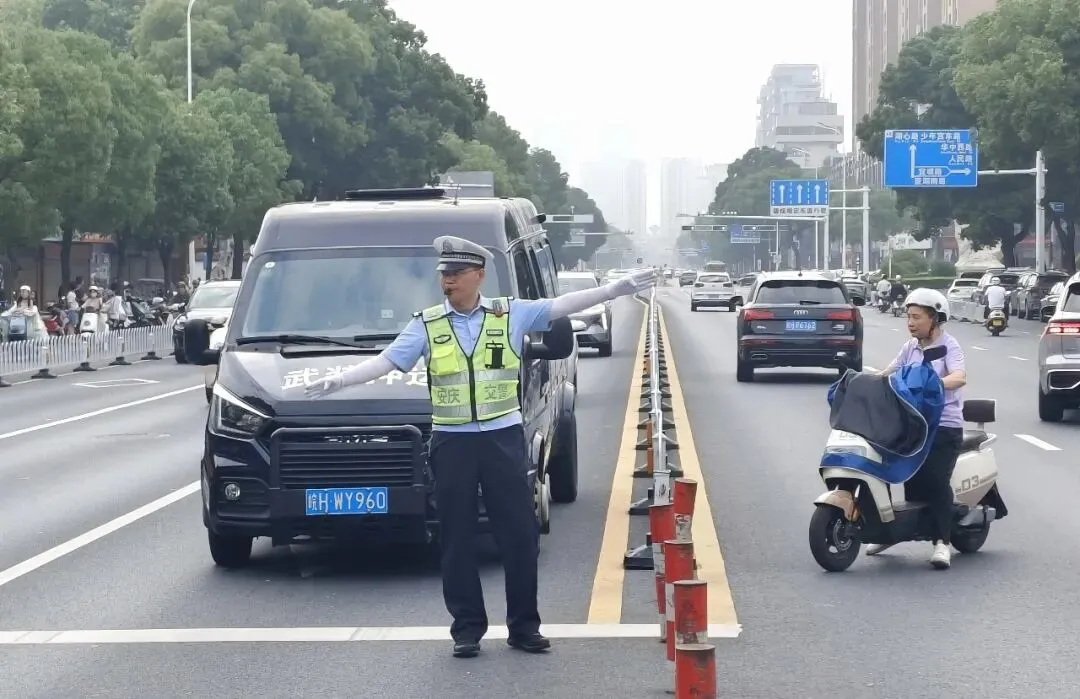 中考,守护依旧!-第4张图片-四季读书网 中考,守护依旧!-第4张图片-四季读书网