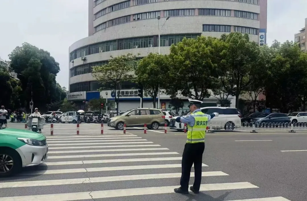 中考,守护依旧!-第7张图片-四季读书网 中考,守护依旧!-第7张图片-四季读书网