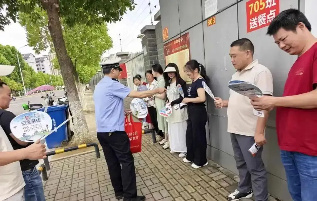 中考,守护依旧!-第11张图片-四季读书网 中考,守护依旧!-第11张图片-四季读书网