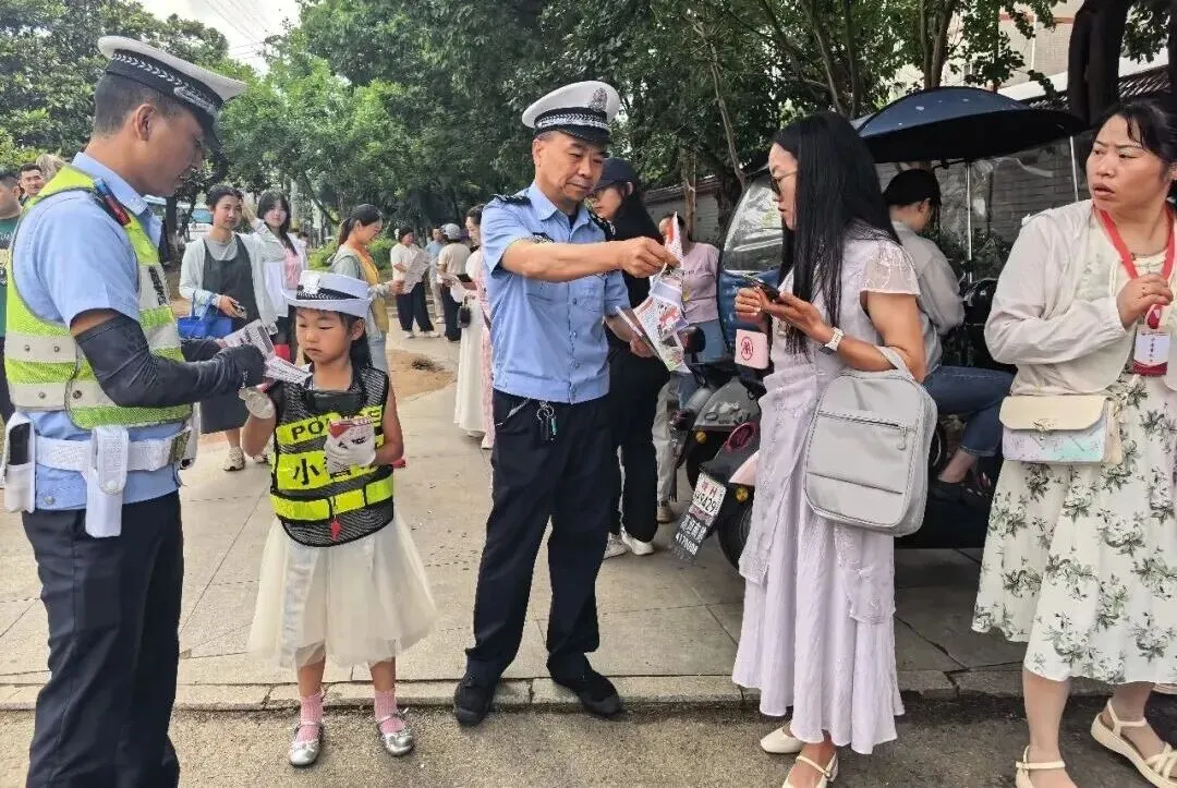 中考,守护依旧!-第12张图片-四季读书网 中考,守护依旧!-第12张图片-四季读书网