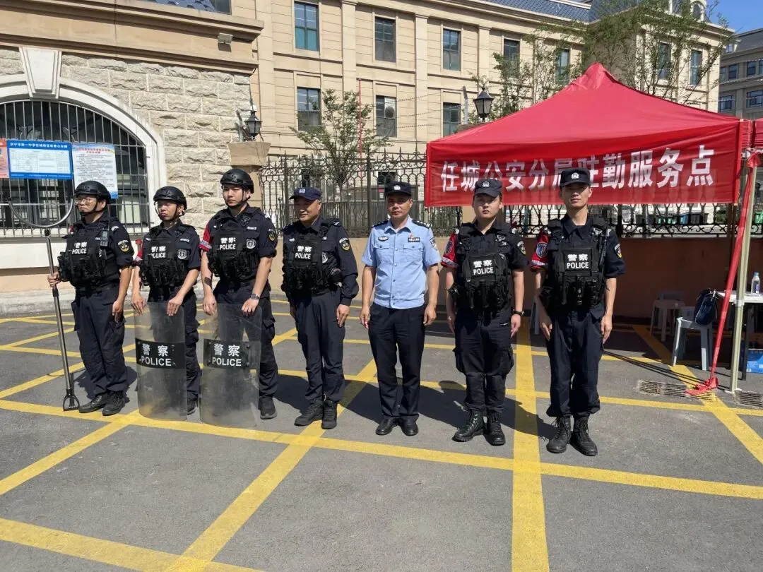 中考首日,温情护航!每一帧瞬间,皆为少年逐梦加冕-第6张图片-四季读书网 中考首日,温情护航!每一帧瞬间,皆为少年逐梦加冕-第6张图片-四季读书网