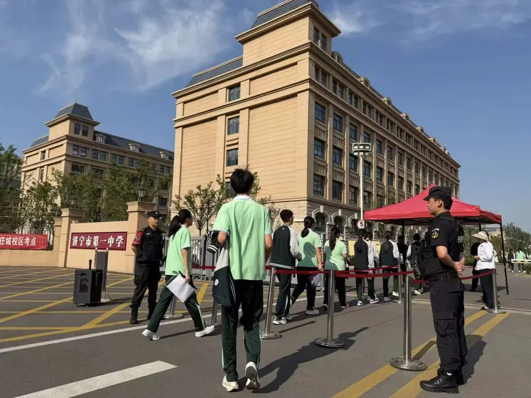 中考首日,温情护航!每一帧瞬间,皆为少年逐梦加冕-第8张图片-四季读书网 中考首日,温情护航!每一帧瞬间,皆为少年逐梦加冕-第8张图片-四季读书网