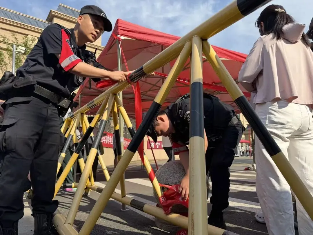 中考首日,温情护航!每一帧瞬间,皆为少年逐梦加冕-第10张图片-四季读书网 中考首日,温情护航!每一帧瞬间,皆为少年逐梦加冕-第10张图片-四季读书网