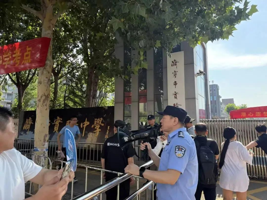 中考首日,温情护航!每一帧瞬间,皆为少年逐梦加冕-第12张图片-四季读书网 中考首日,温情护航!每一帧瞬间,皆为少年逐梦加冕-第12张图片-四季读书网