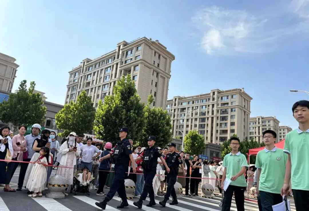 中考首日,温情护航!每一帧瞬间,皆为少年逐梦加冕-第14张图片-四季读书网 中考首日,温情护航!每一帧瞬间,皆为少年逐梦加冕-第14张图片-四季读书网