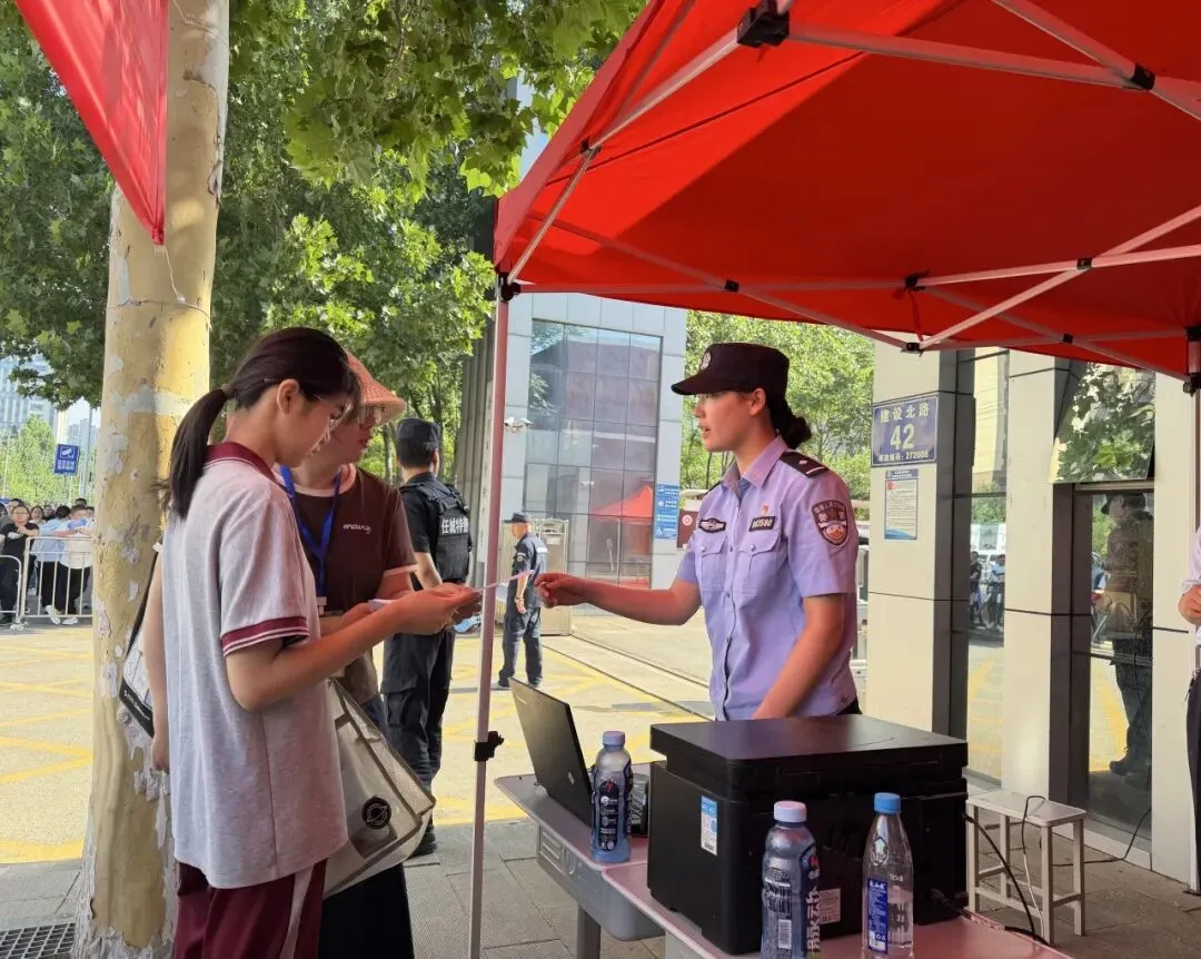 中考首日,温情护航!每一帧瞬间,皆为少年逐梦加冕-第16张图片-四季读书网 中考首日,温情护航!每一帧瞬间,皆为少年逐梦加冕-第16张图片-四季读书网