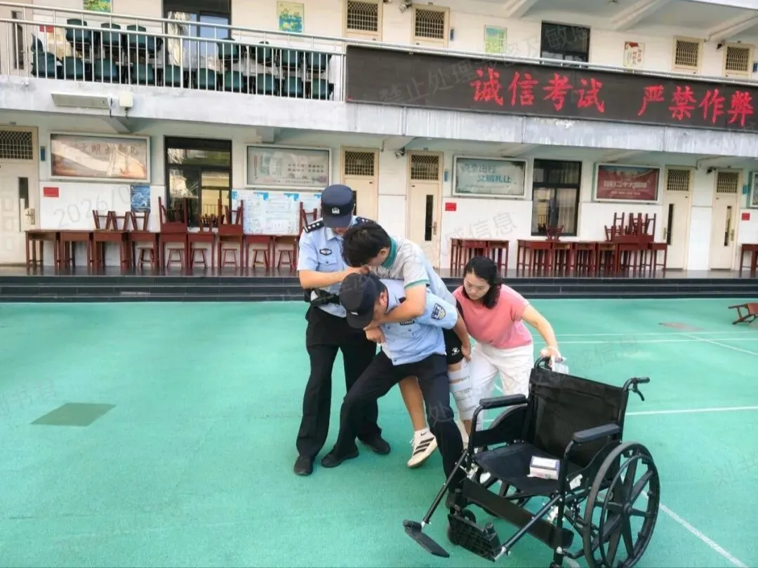中考首日,温情护航!每一帧瞬间,皆为少年逐梦加冕-第18张图片-四季读书网 中考首日,温情护航!每一帧瞬间,皆为少年逐梦加冕-第18张图片-四季读书网