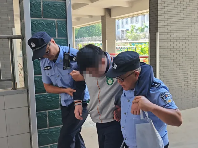 中考首日,温情护航!每一帧瞬间,皆为少年逐梦加冕-第19张图片-四季读书网 中考首日,温情护航!每一帧瞬间,皆为少年逐梦加冕-第19张图片-四季读书网