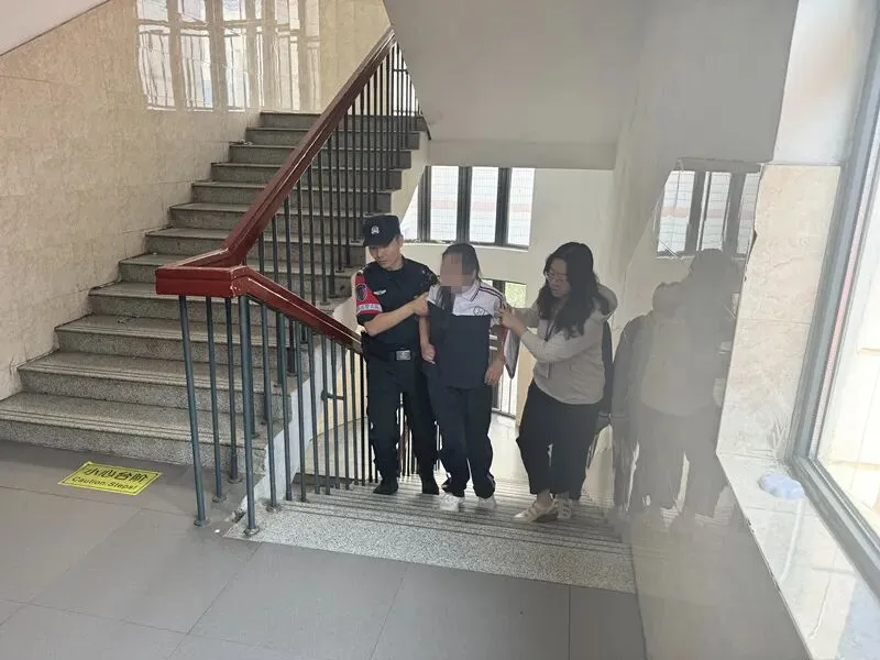 中考首日,温情护航!每一帧瞬间,皆为少年逐梦加冕-第20张图片-四季读书网 中考首日,温情护航!每一帧瞬间,皆为少年逐梦加冕-第20张图片-四季读书网