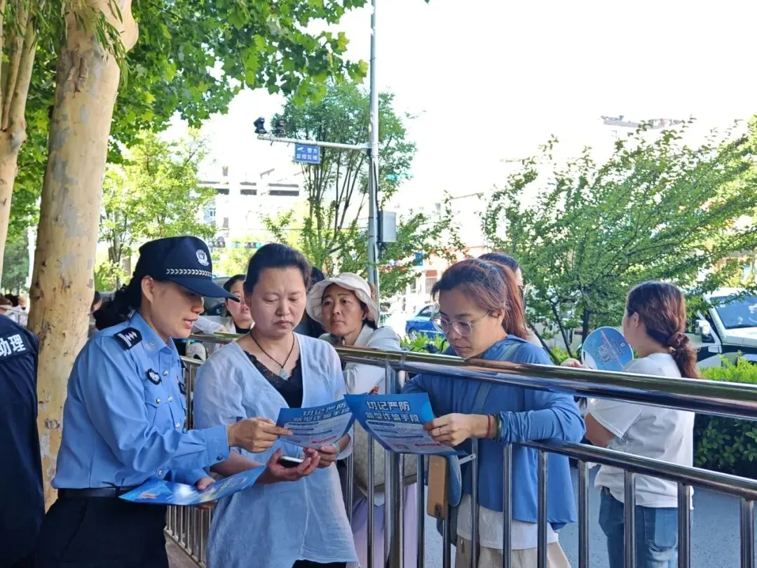 中考首日,温情护航!每一帧瞬间,皆为少年逐梦加冕-第21张图片-四季读书网 中考首日,温情护航!每一帧瞬间,皆为少年逐梦加冕-第21张图片-四季读书网