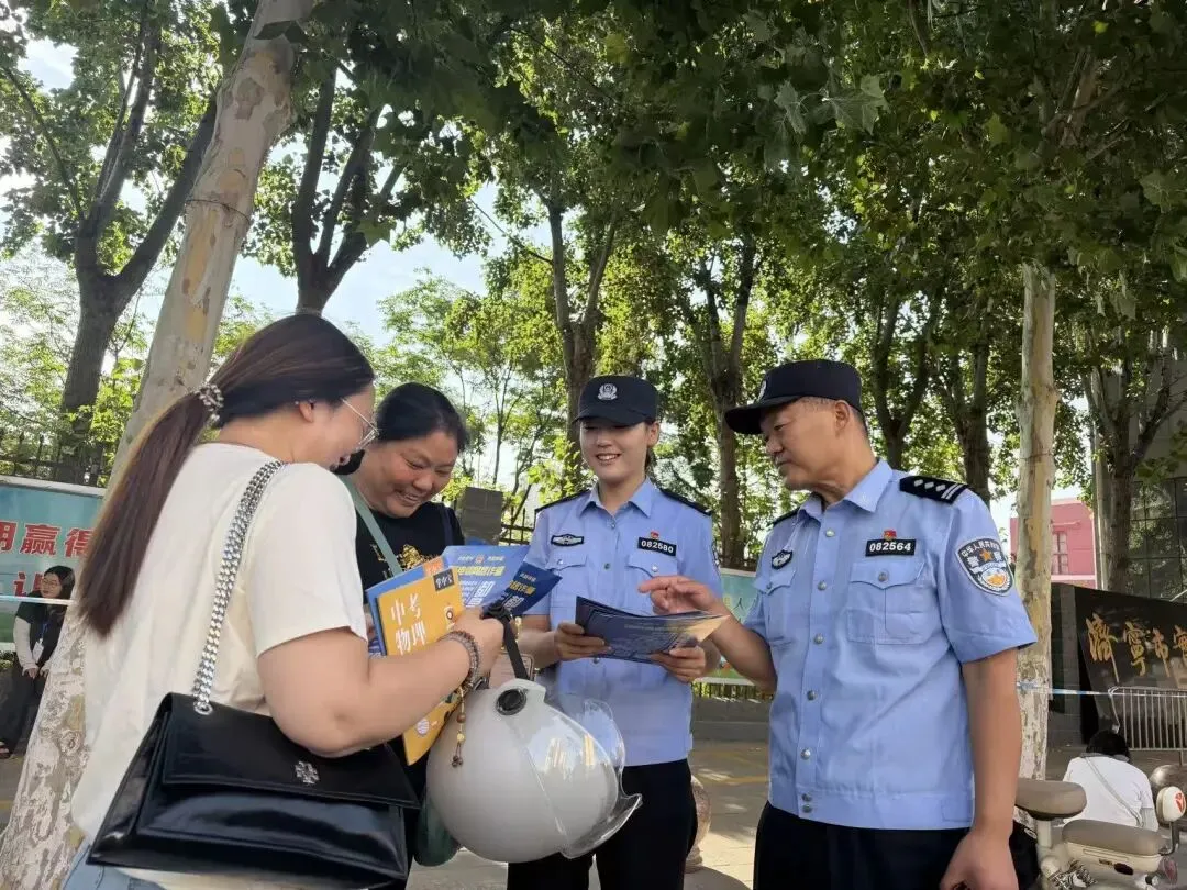 中考首日,温情护航!每一帧瞬间,皆为少年逐梦加冕-第22张图片-四季读书网 中考首日,温情护航!每一帧瞬间,皆为少年逐梦加冕-第22张图片-四季读书网