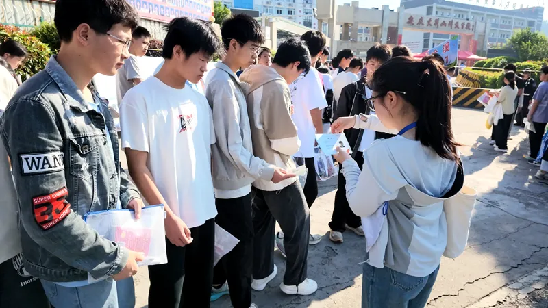 莘莘学子迎战中考 多方护航逐梦之路-第3张图片-四季读书网 莘莘学子迎战中考 多方护航逐梦之路-第3张图片-四季读书网