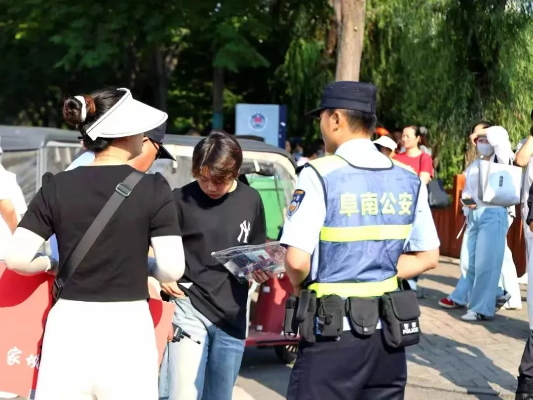 中考加油,阜南中考首日直击→-第5张图片-四季读书网 中考加油,阜南中考首日直击→-第5张图片-四季读书网
