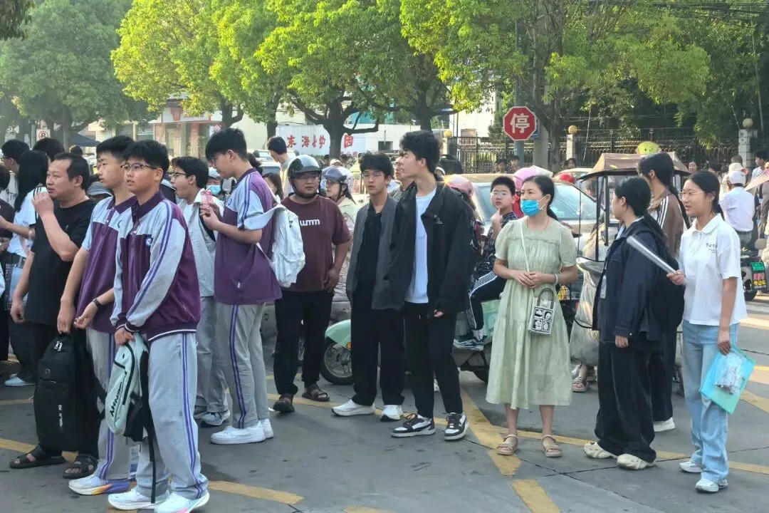 少年,加油!直击东海中考首日-第9张图片-四季读书网 少年,加油!直击东海中考首日-第9张图片-四季读书网