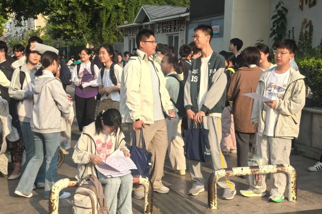 少年,加油!直击东海中考首日-第10张图片-四季读书网 少年,加油!直击东海中考首日-第10张图片-四季读书网