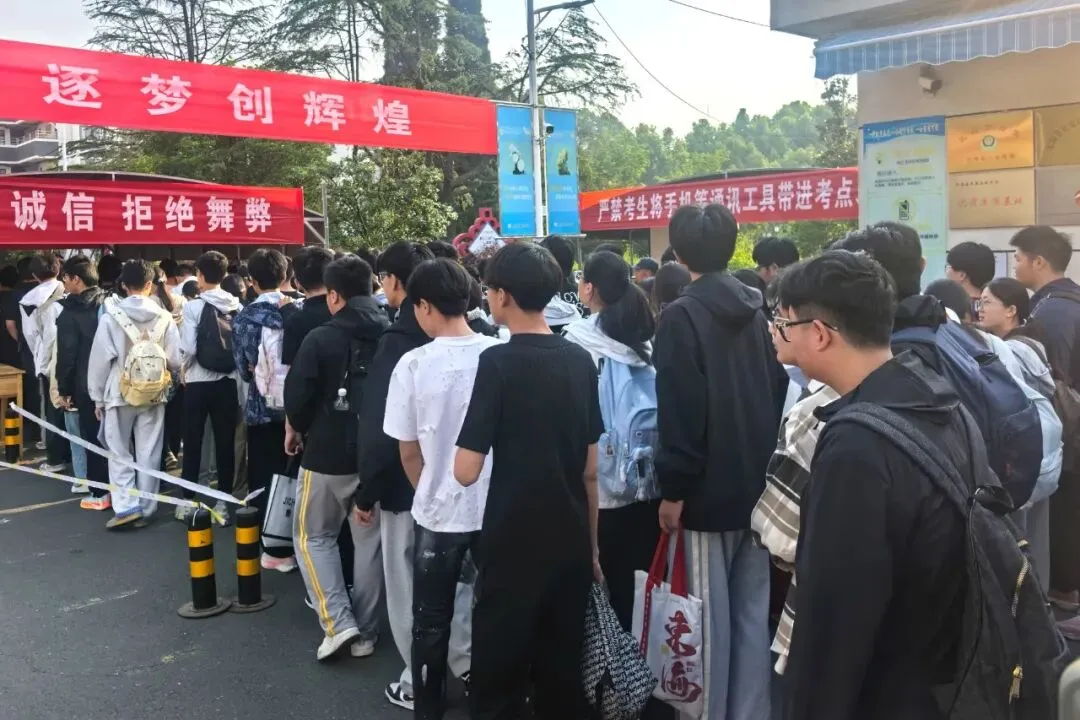 少年,加油!直击东海中考首日-第11张图片-四季读书网 少年,加油!直击东海中考首日-第11张图片-四季读书网