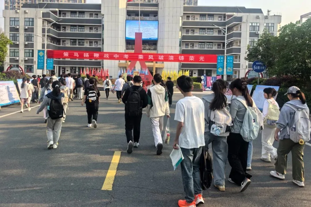 少年,加油!直击东海中考首日-第15张图片-四季读书网 少年,加油!直击东海中考首日-第15张图片-四季读书网