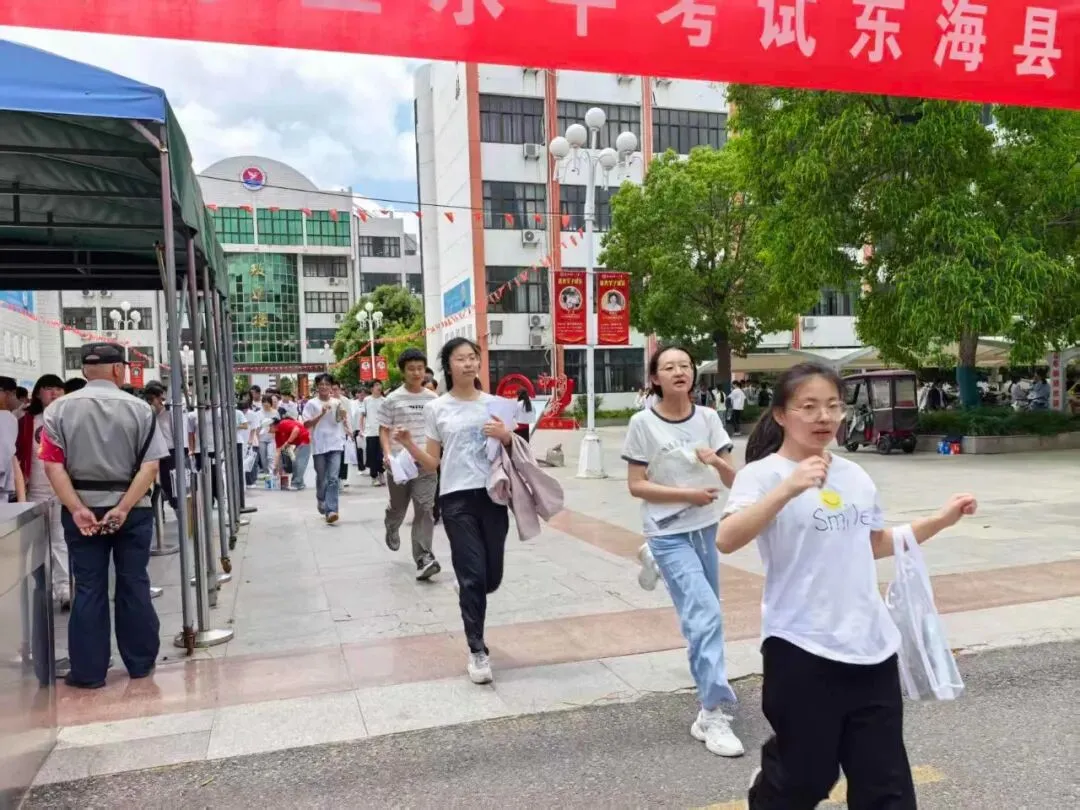 少年,加油!直击东海中考首日-第27张图片-四季读书网 少年,加油!直击东海中考首日-第27张图片-四季读书网