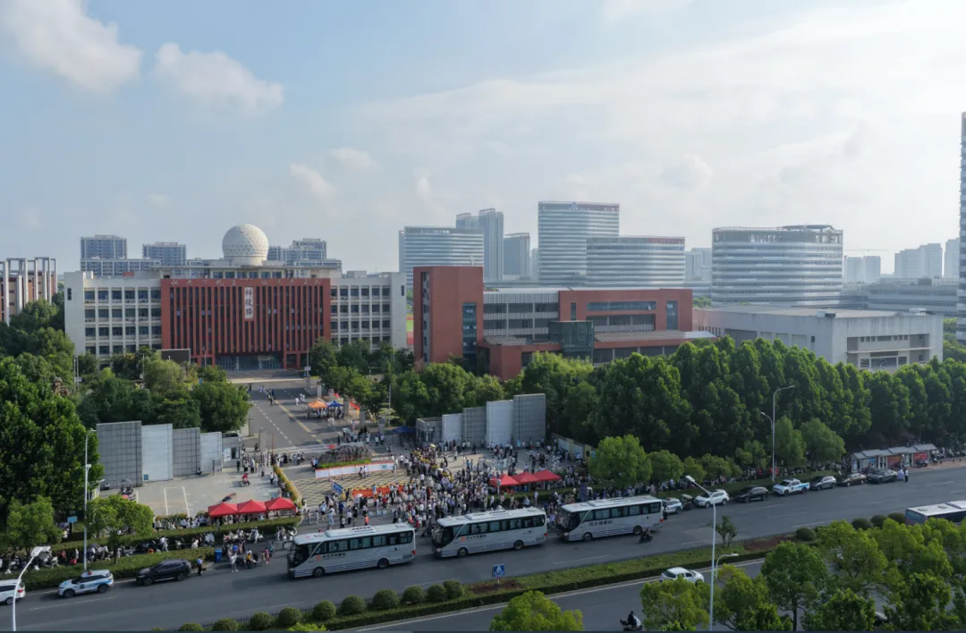 今天,长丰中考开考!现场直击→-第4张图片-四季读书网 今天,长丰中考开考!现场直击→-第4张图片-四季读书网