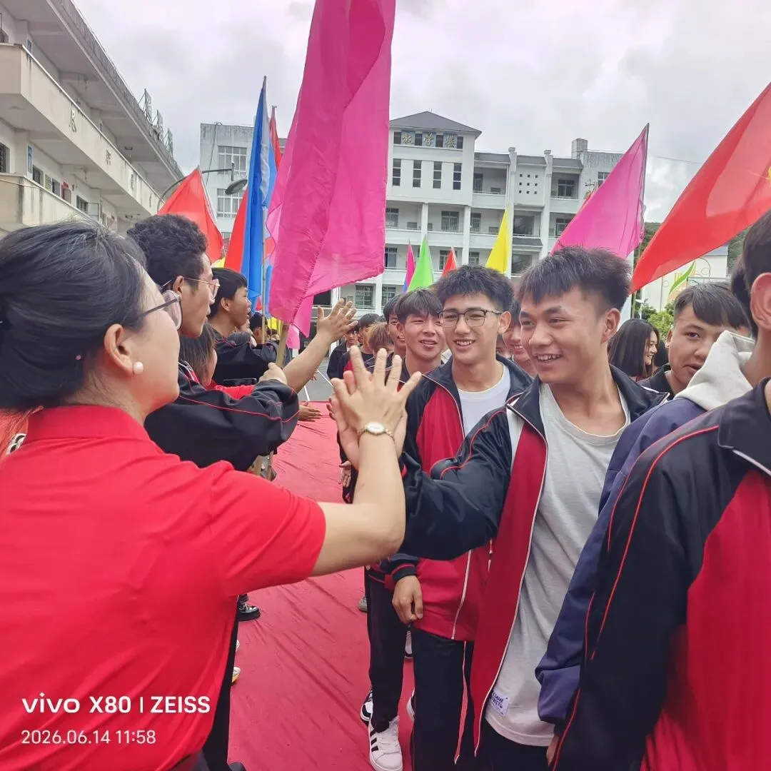 逐梦出征 决战中考———龙新初级中学举办2026届中考出征仪式-第9张图片-四季读书网