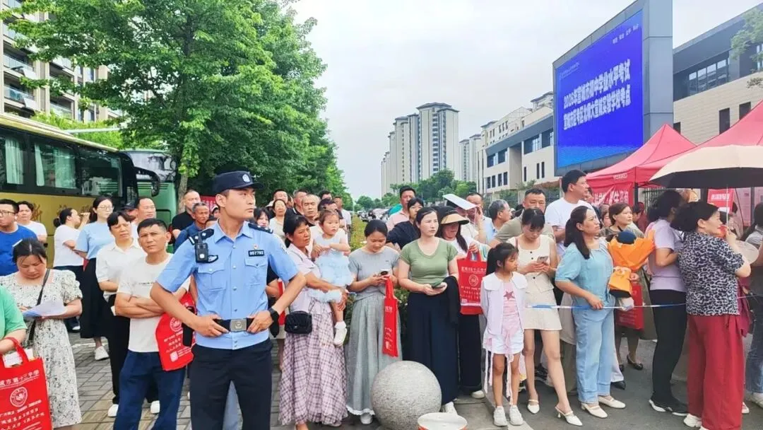 护航中考|藏蓝守护 为少年逐梦保驾护航-第3张图片-四季读书网
