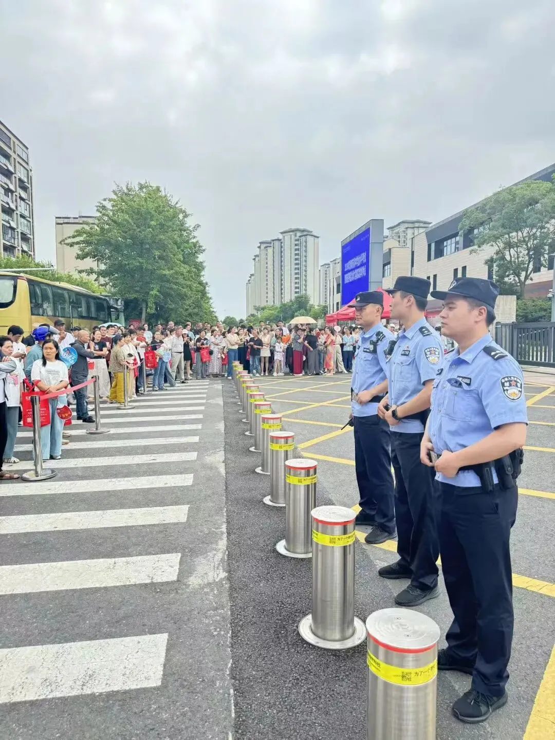 护航中考|藏蓝守护 为少年逐梦保驾护航-第4张图片-四季读书网
