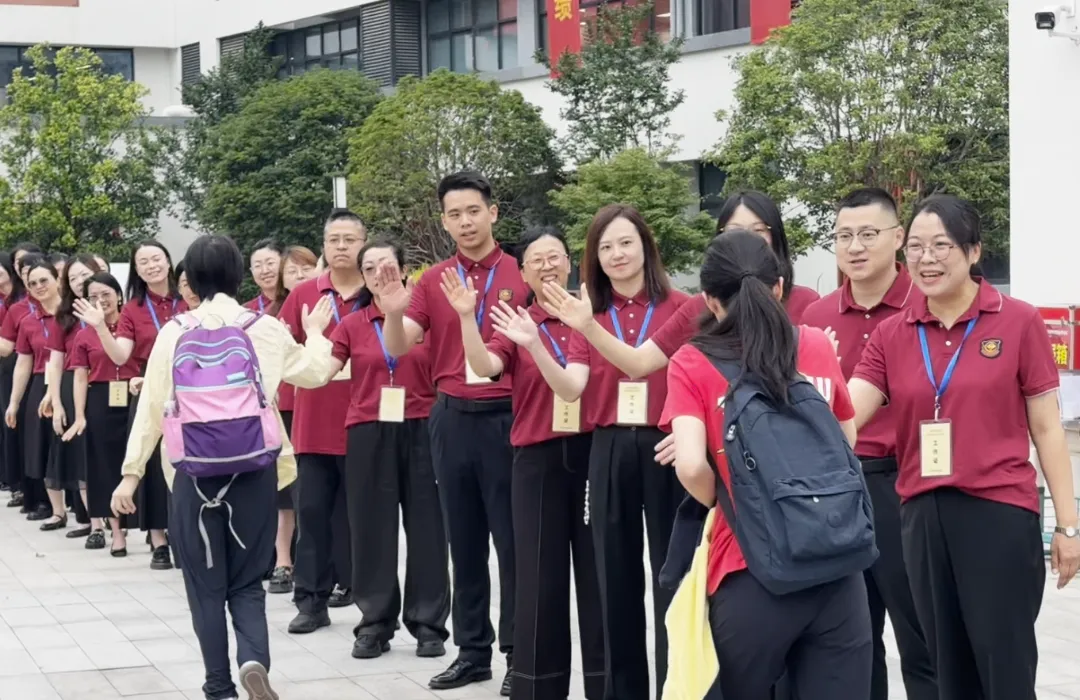 中考倒计时一周,杭州有学校今天全真模拟:早上吃什么、几点出门、谁接送……家长感叹:满满的安全感-第3张图片-四季读书网 中考倒计时一周,杭州有学校今天全真模拟:早上吃什么、几点出门、谁接送……家长感叹:满满的安全感-第3张图片-四季读书网
