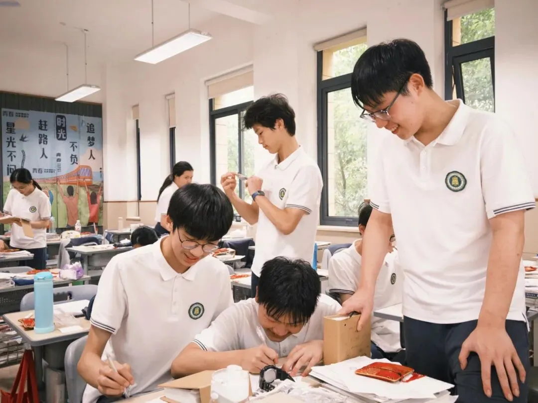 中考倒计时一周,杭州有学校今天全真模拟:早上吃什么、几点出门、谁接送……家长感叹:满满的安全感-第8张图片-四季读书网 中考倒计时一周,杭州有学校今天全真模拟:早上吃什么、几点出门、谁接送……家长感叹:满满的安全感-第8张图片-四季读书网