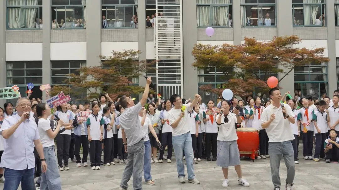 中考倒计时一周,杭州有学校今天全真模拟:早上吃什么、几点出门、谁接送……家长感叹:满满的安全感-第16张图片-四季读书网 中考倒计时一周,杭州有学校今天全真模拟:早上吃什么、几点出门、谁接送……家长感叹:满满的安全感-第16张图片-四季读书网