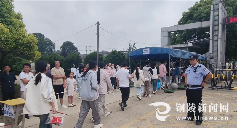 中考首日!铜陵考场外的一幕幕!-第6张图片-四季读书网 中考首日!铜陵考场外的一幕幕!-第6张图片-四季读书网