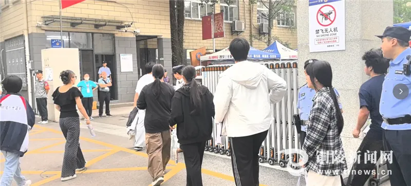 中考首日!铜陵考场外的一幕幕!-第7张图片-四季读书网 中考首日!铜陵考场外的一幕幕!-第7张图片-四季读书网