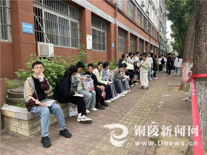 中考首日!铜陵考场外的一幕幕!-第8张图片-四季读书网 中考首日!铜陵考场外的一幕幕!-第8张图片-四季读书网