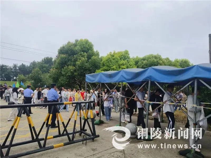 中考首日!铜陵考场外的一幕幕!-第9张图片-四季读书网 中考首日!铜陵考场外的一幕幕!-第9张图片-四季读书网