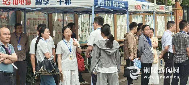 中考首日!铜陵考场外的一幕幕!-第13张图片-四季读书网 中考首日!铜陵考场外的一幕幕!-第13张图片-四季读书网