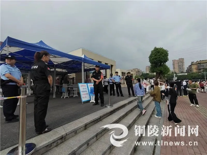 中考首日!铜陵考场外的一幕幕!-第14张图片-四季读书网 中考首日!铜陵考场外的一幕幕!-第14张图片-四季读书网